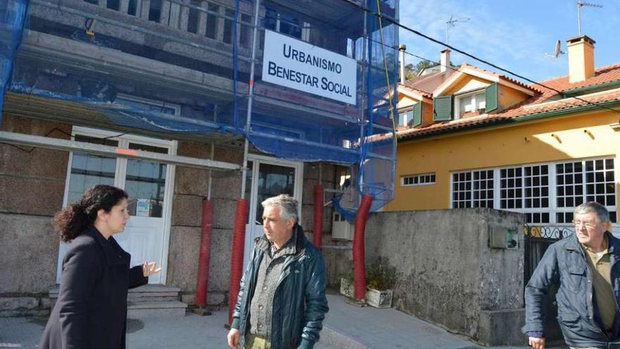 Julia Loureiro y Luis Alonso, ante el edificio que acoge las dependencias de Urbanismo de Mos. // D.P.