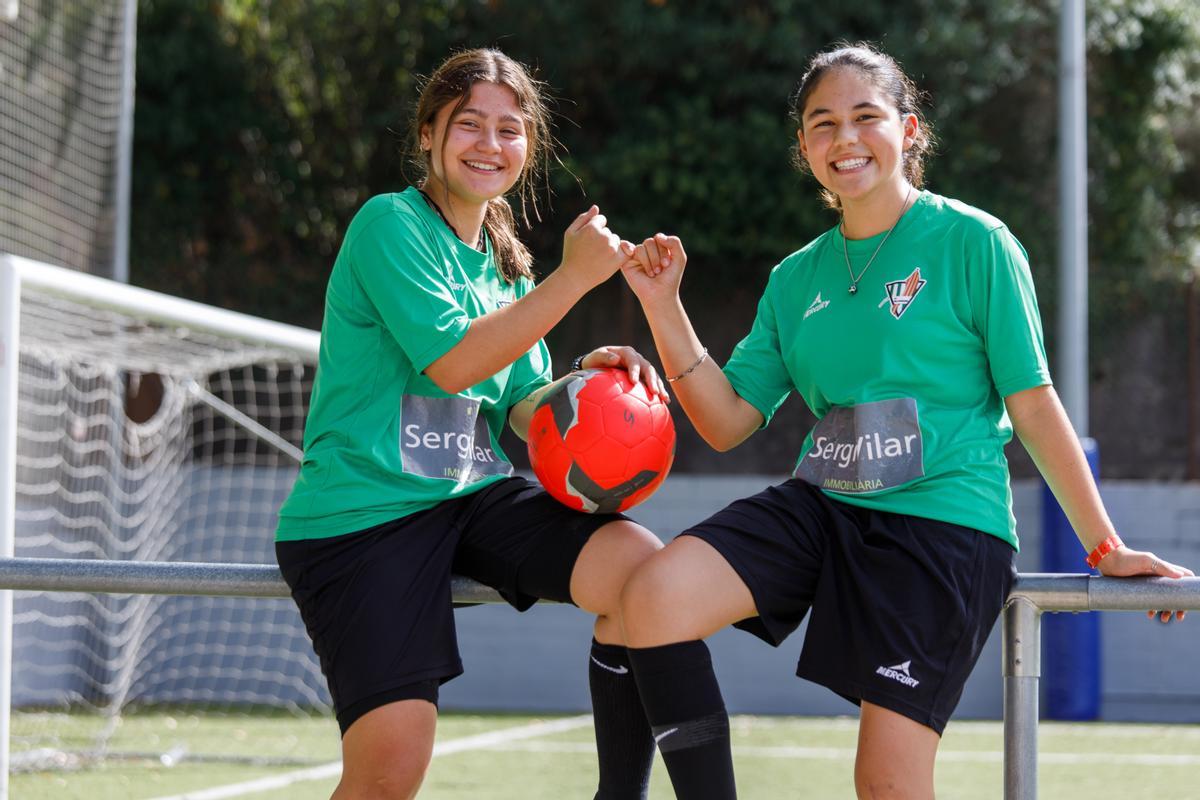 Isabel Maldonado (derecha) y Judit Puigtió (izquierda), dos chicas de 16 años de Sant Celoni que juegan a fútbol.