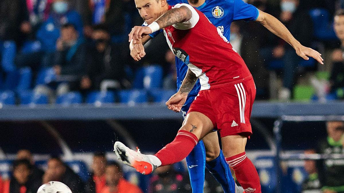 Santi Mina golpea el balón durante el partido de ayer. // LOF