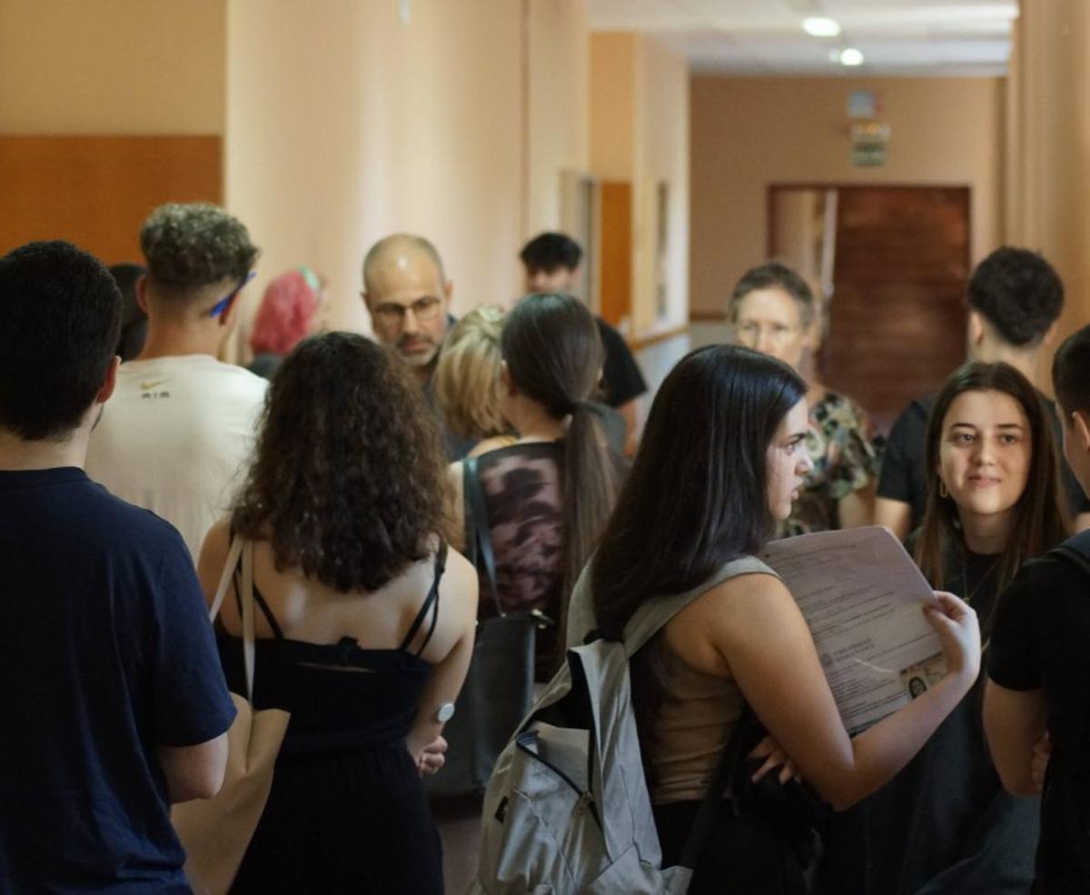 Los alumnos esperan en los pasillos de la Escuela Politécnica. | E. V. D. (ARCHIVO)