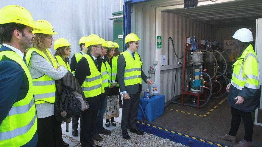 El presidente de la Xunta y autoridades, con técnicos de Viaqua, durante la visita al nuevo sistema de biofactoría. // Iñaki Osorio