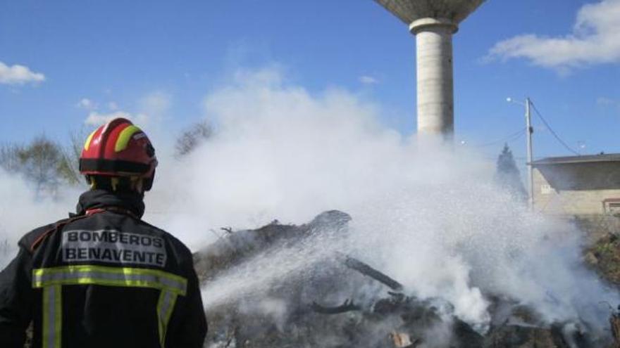 Un bombero intenta sofocar el fuego en Villanueva de Azoague.