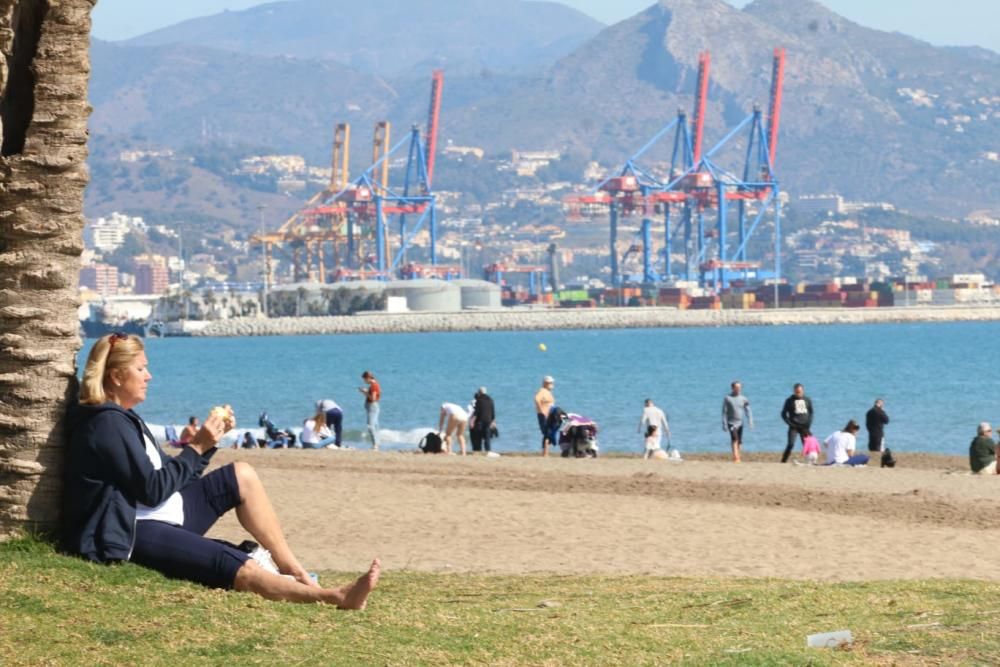 Las buenas temperaturas y los cielos despejados de este 28 de febrero han animado a muchas personas a pasar el día en los paseos marítimos y las playas de Málaga capital