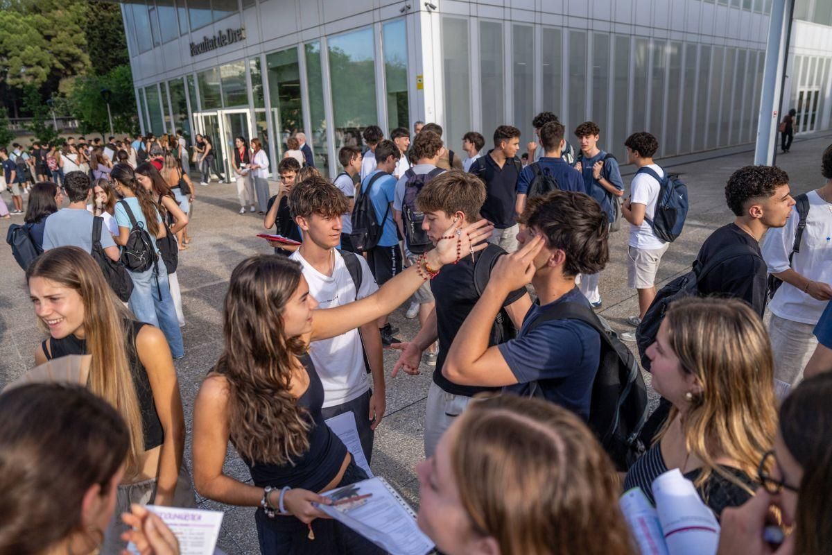 Llegada de alumnos a la Facultat de Dret de la UB, el primer día de exámenes de las PAU 2025 en Catalunya
