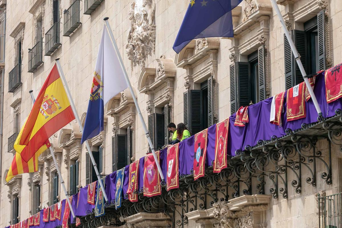 La decoración cofrade de la fachada del Ayuntamiento