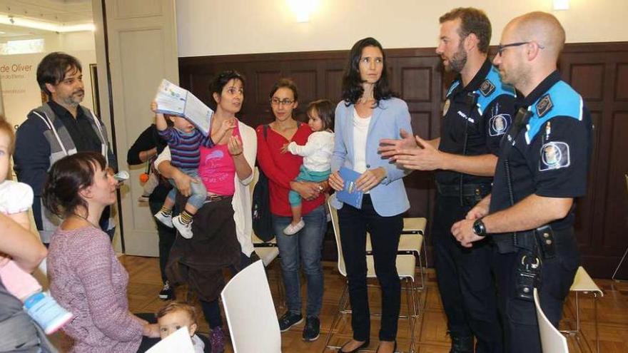 Un momento del taller informativo sobre sistemas de retención infantil. // Iñaki Osorio