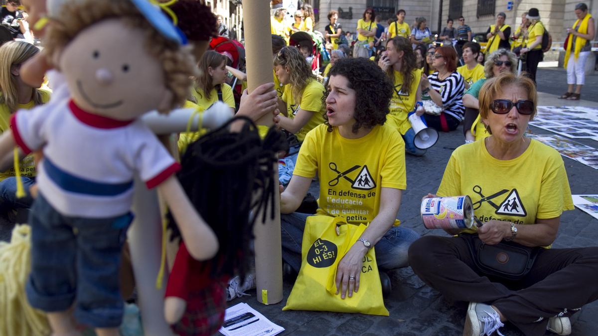 Huelga de guarderías en plaza de Sant Jaume, hace una década.