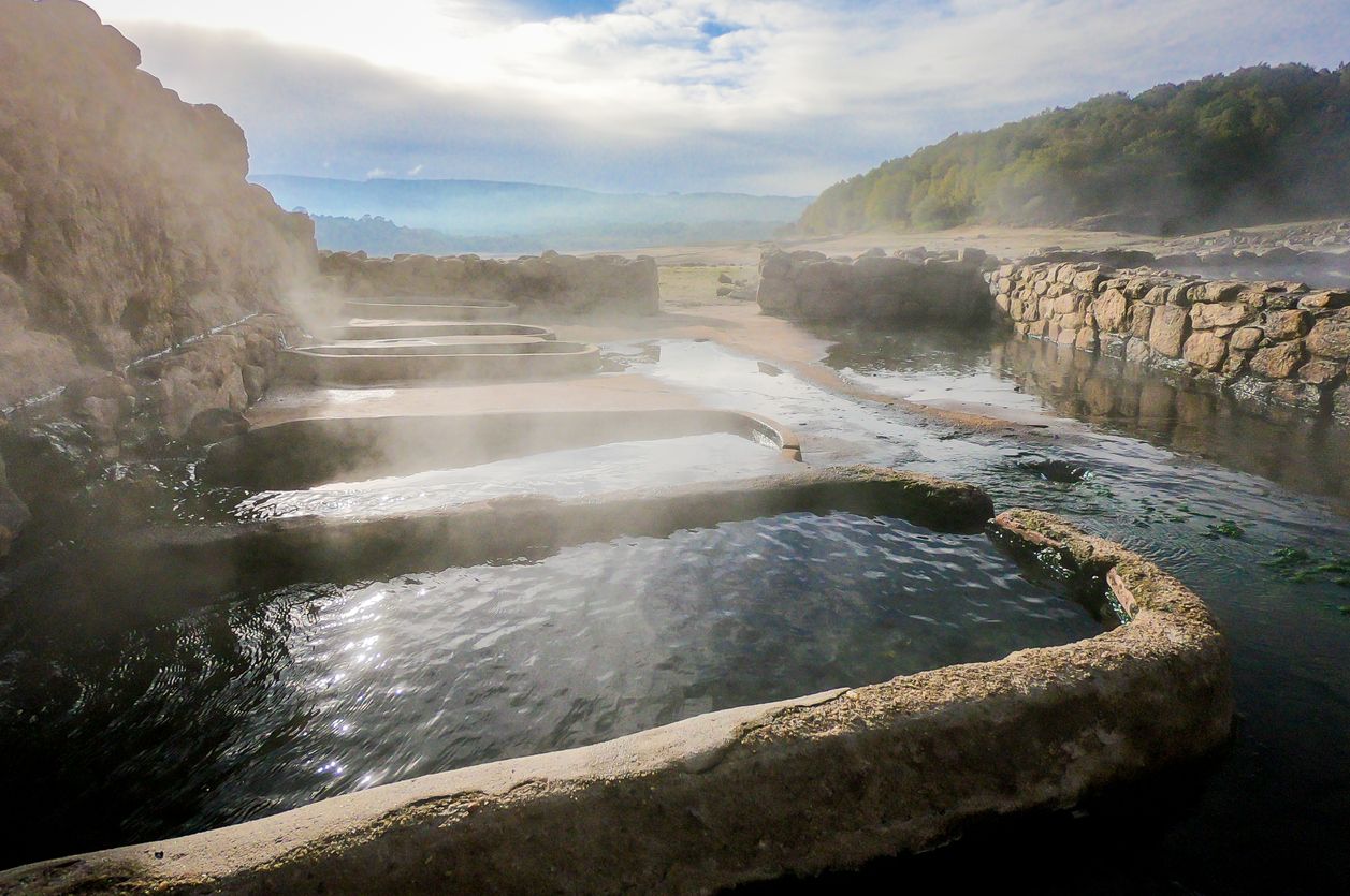 Imagen de aguas termales con vapor de agua