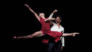 Un momento de la actuación de la compañía Acosta Danza, con Calos Acosta en escena , en Peralada, el jueves.