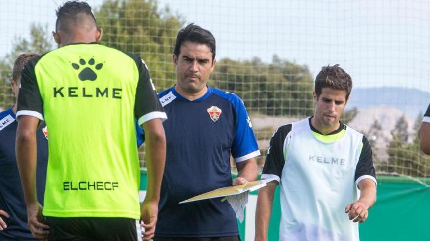 Alberto Toril, técnico del Elche, en el entrenamiento