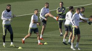 El entrenador madridista Rafa Benítez, tiene todos los jugadores del equipo a su disposición en su primer clásico ente el Barça.