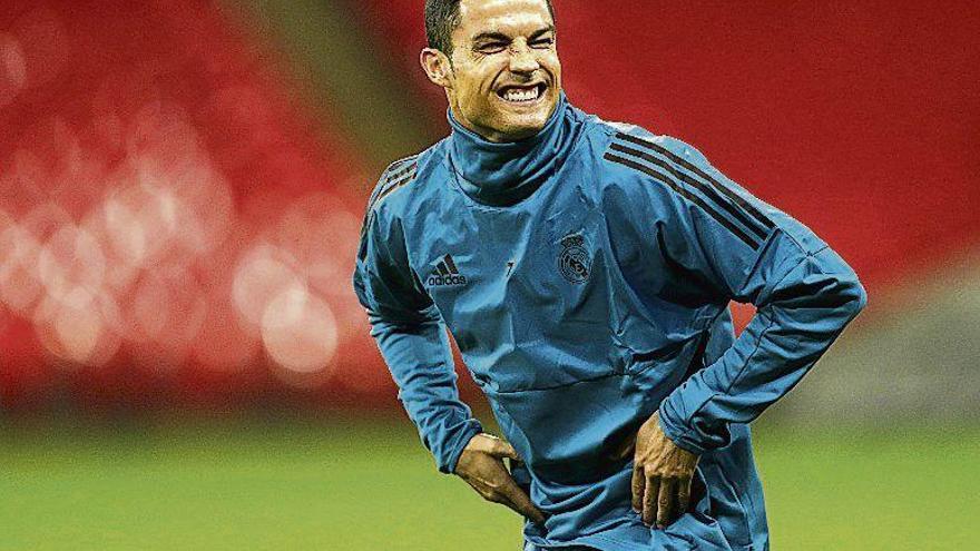 Ronaldo gesticula durante el entrenamiento del Real Madrid de ayer en el estadio de Wembley.