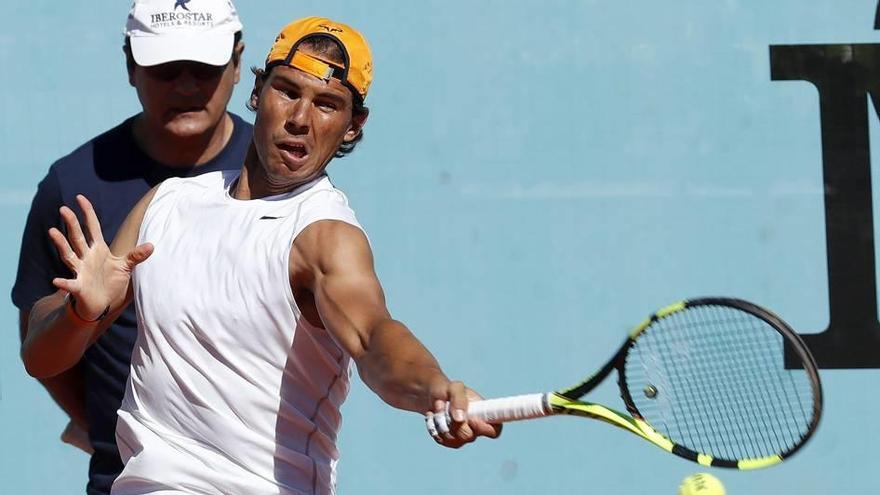 Toni Nadal observa a su sobrino, ayer en Madrid.