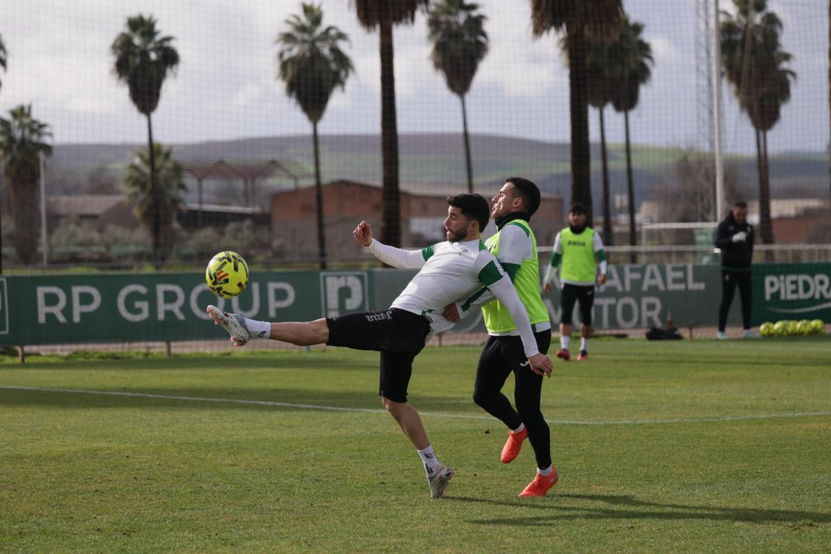 Jacobo y Diego Bri pugnan por el esférico en un entrenamiento de esta semana.