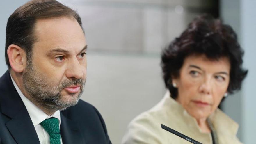 Los ministros José Luis Ábalos e Isabel Celaá.