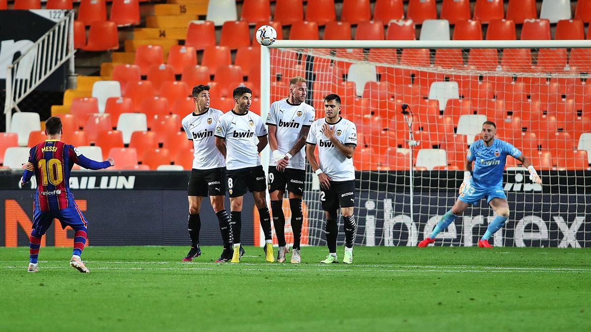 Carlos Soler chuta en la jugada del 2-3.  | F. CALABUIG