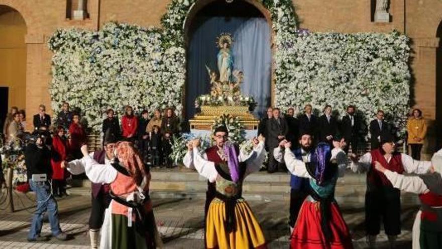 La ofrenda floral sirvió para homenajear a la patrona de la localidad.