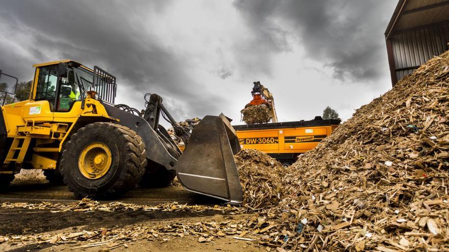Una excavadora trabaja en el reciclaje de madera. |  L .O.