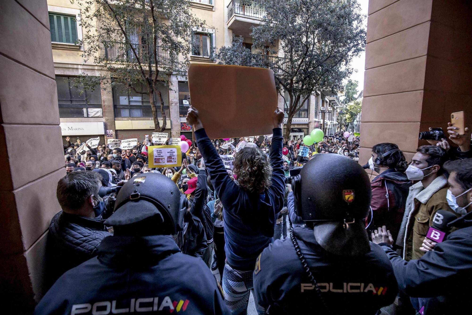 Un millar de restauradores cortan las Avenidas en su protesta ilegal por las restricciones