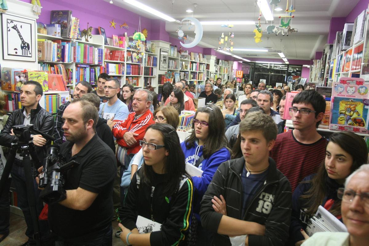 Un acto con Obrint Pas en la libreriá.