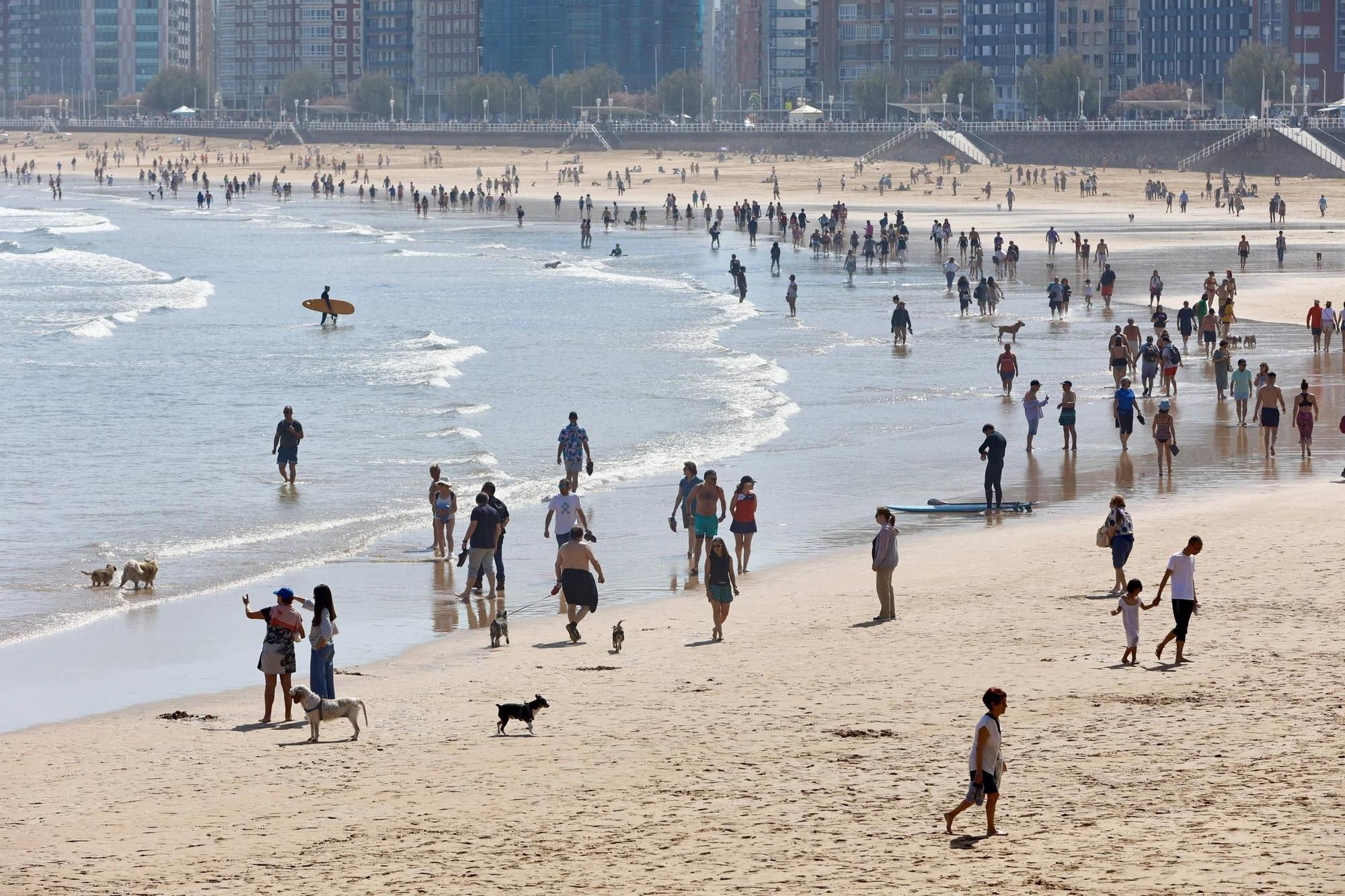 Ambiente playero en Gijón tras otra jornada de sol y calor (en imágenes)