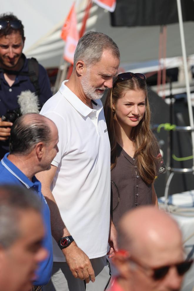 FOTOS | La Princesa Leonor sorprende al acudir con el Rey Felipe a la Copa del Rey de vela