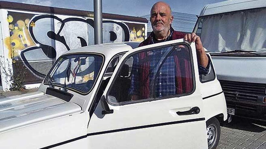 Antonio Polo con su Renault 4, una de sus posesiones mÃ¡s preciadas.