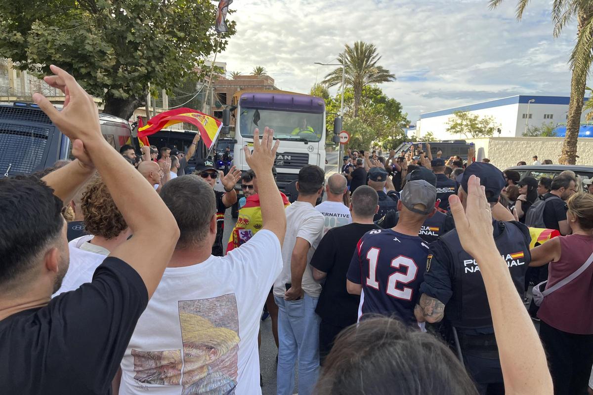 Bloquean el acceso de un camión de la Cruz Roja para repartir alimentos en Ceuta en una protesta pacífica