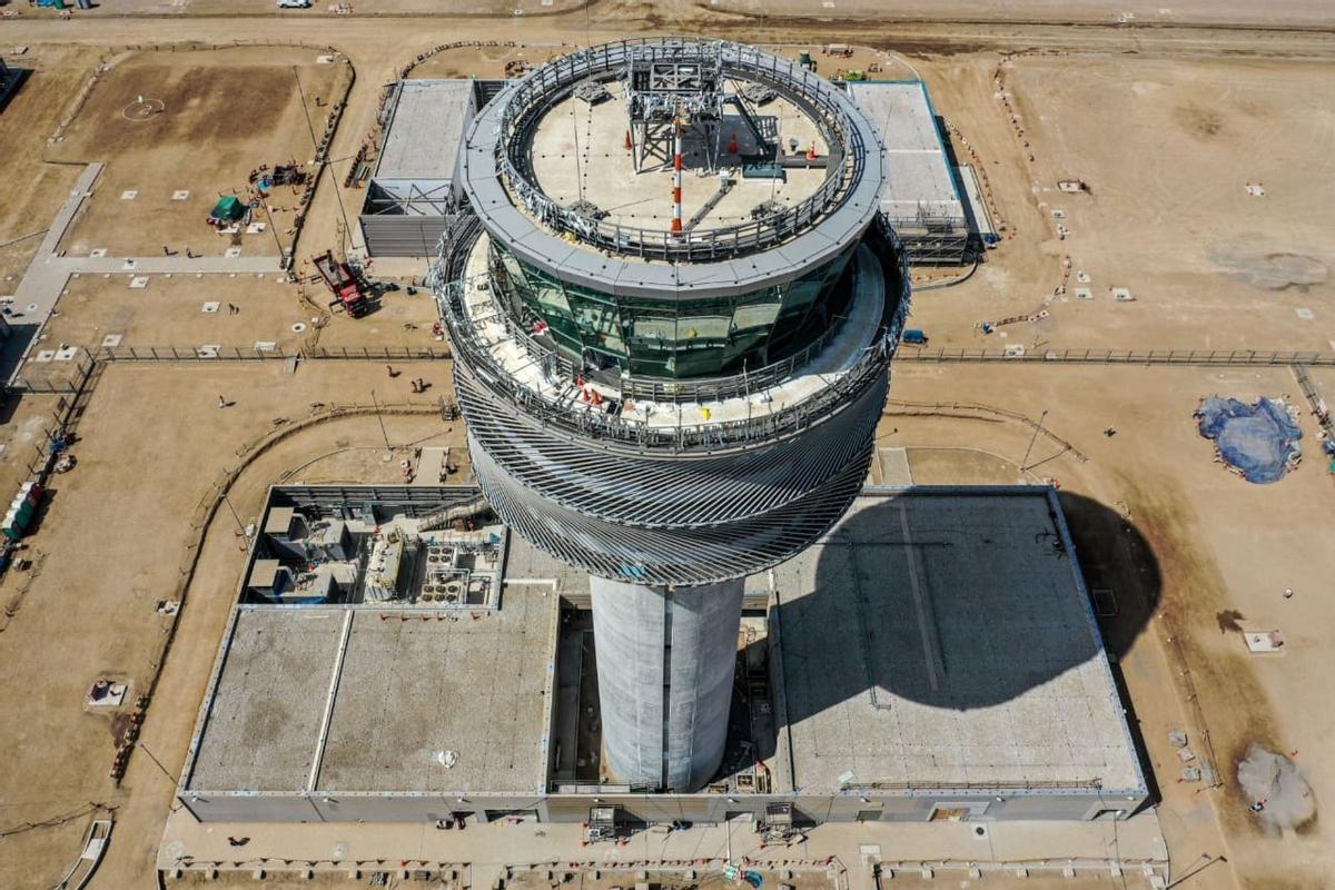 Fuera de España, Perú es el país donde Argenia desarrolla más actividad. En la imagen, la torre de control del aeropuerto de Callao, donde Argenia ejerció la asistencia técnica de su construcción.