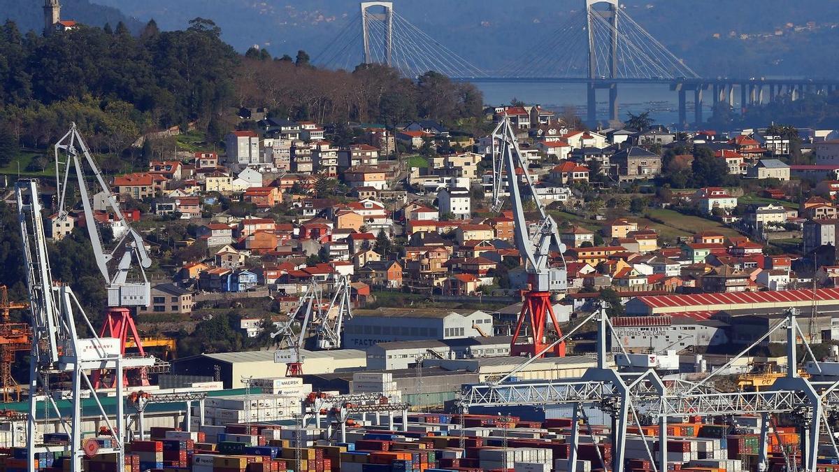 Vista de las instalaciones, con Rande al fondo