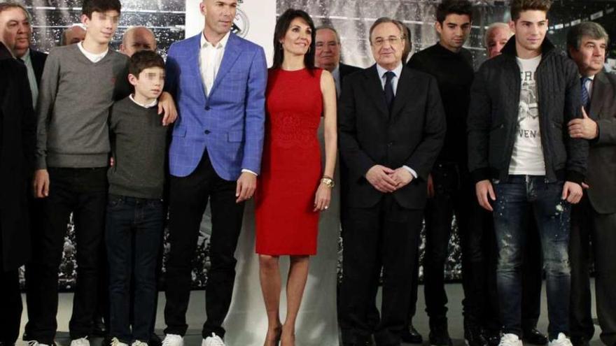 Zidane, con su familia, el día de su presentación como entrenador del Real Madrid. // Efe