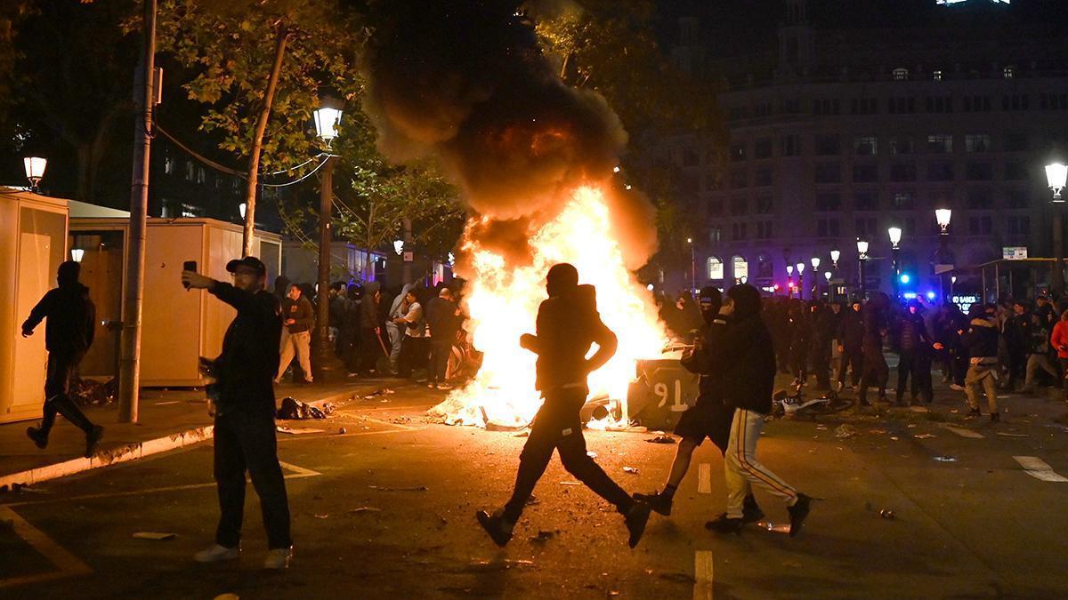 Lujosas tiendas de Madrid se blindan ante amenaza de saqueos tras convocatoria de protestas violentas Lujosas tiendas de Madrid se blindan ante amenaza de saqueos tras convocatoria de protestas violentas