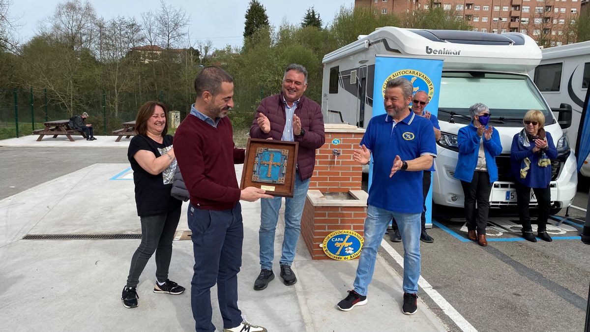 El alcalde, Ángel García, durante el acto, con una placa conmemorativa