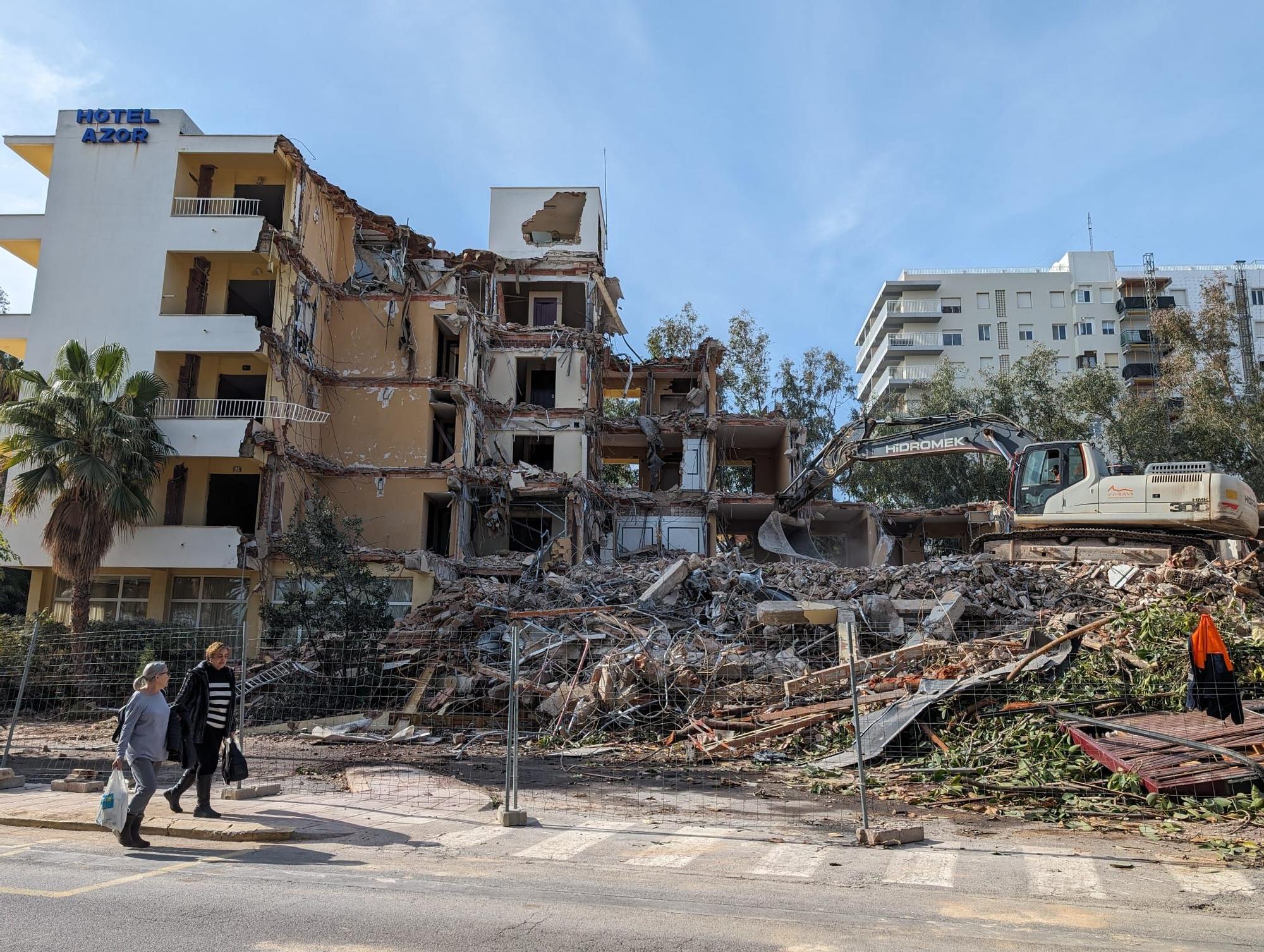 Las fotos del derribo del hotel Azor en Benicàssim