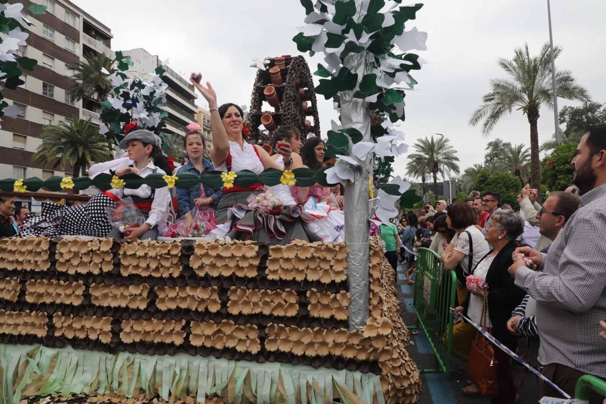 Miles de cordobeses participan en la Batalla de las Flores