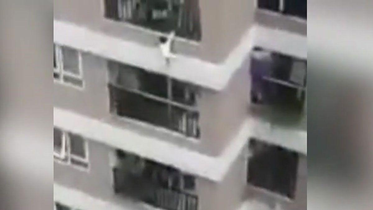 Un repartidor salva a una niña que cayó de una altura de 12 pisos en Vietnam