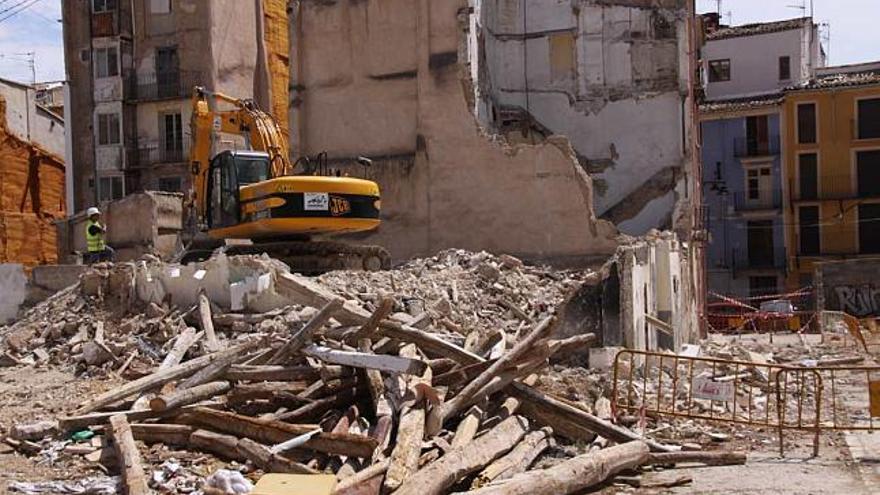 Una excavadora ha acabado con las últimas casas de la calle San Rafael.