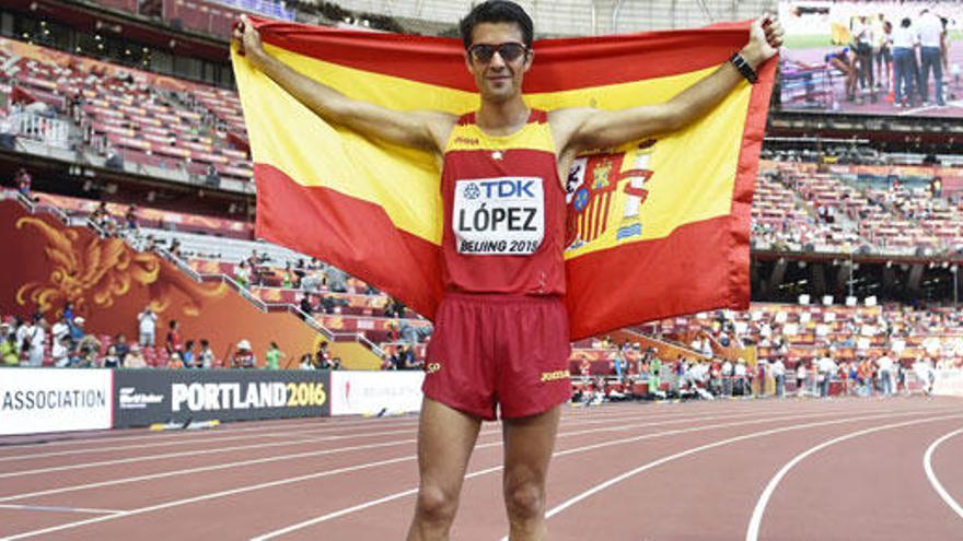 Miguel Angel Lopez celebra su oro