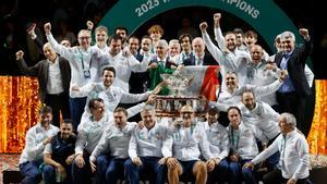 El equipo italiano celebra con el trofeo la consecución de la Copa Davis, este domingo en el Palacio de Deportes José María Martín Carpena de Málaga. Jannik Sinner selló el segundo título de la Copa Davis en la historia de Italia después de vencer con autoridad a Alex de Miñaur (6-3 y 6-0)