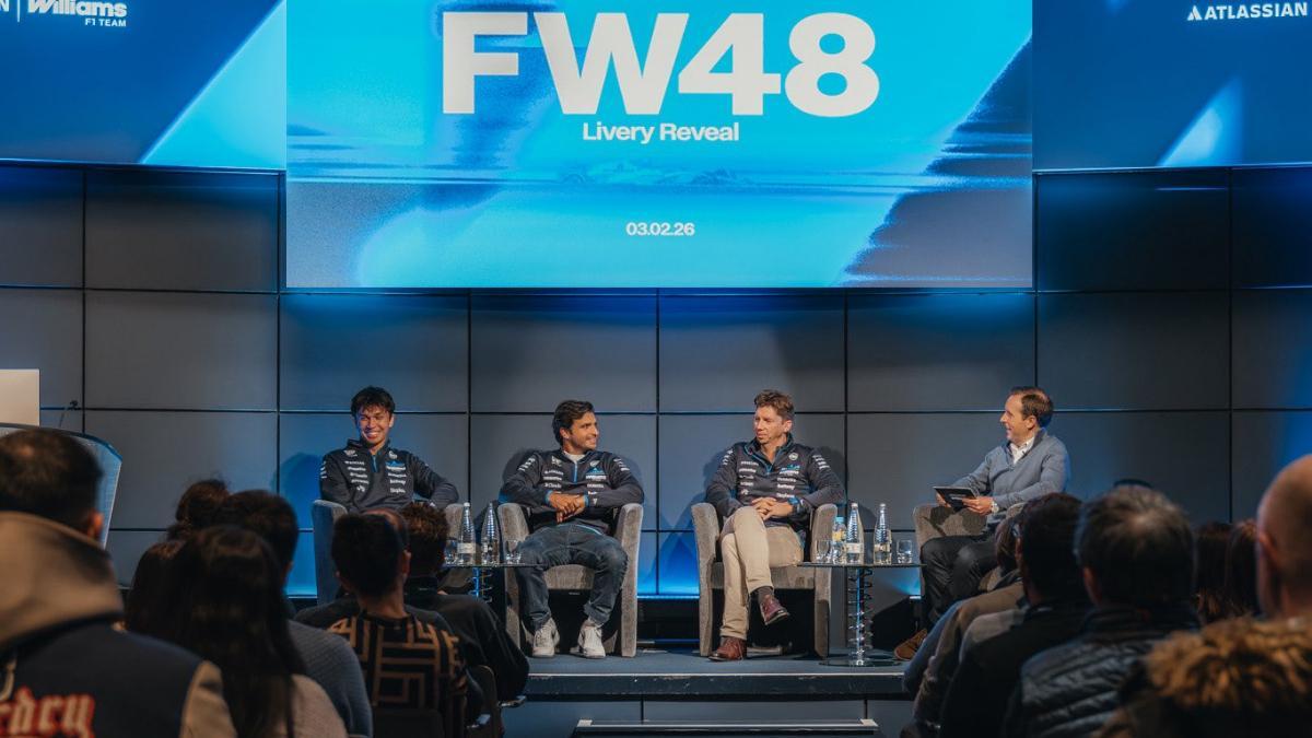 Albon y Sainz, con el jefe de Williams, James Vowles, durante la presentación