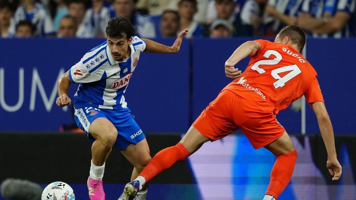 BARCELONA, 23/05/2026.-El jugador del Espanyol Antoniu Roca y el jugador de la Real Sociedad Luka Sucic, durante el partido de jornada 38 de La Liga EA Sportsentre el Espanyol y la Real Sociedad, este sábado en Barcelona.-EFE/ Alejandro García