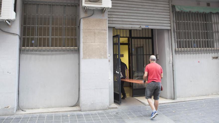 El centro excursionista &#039;reaparece&#039; en un local del banco que les embargó su sede