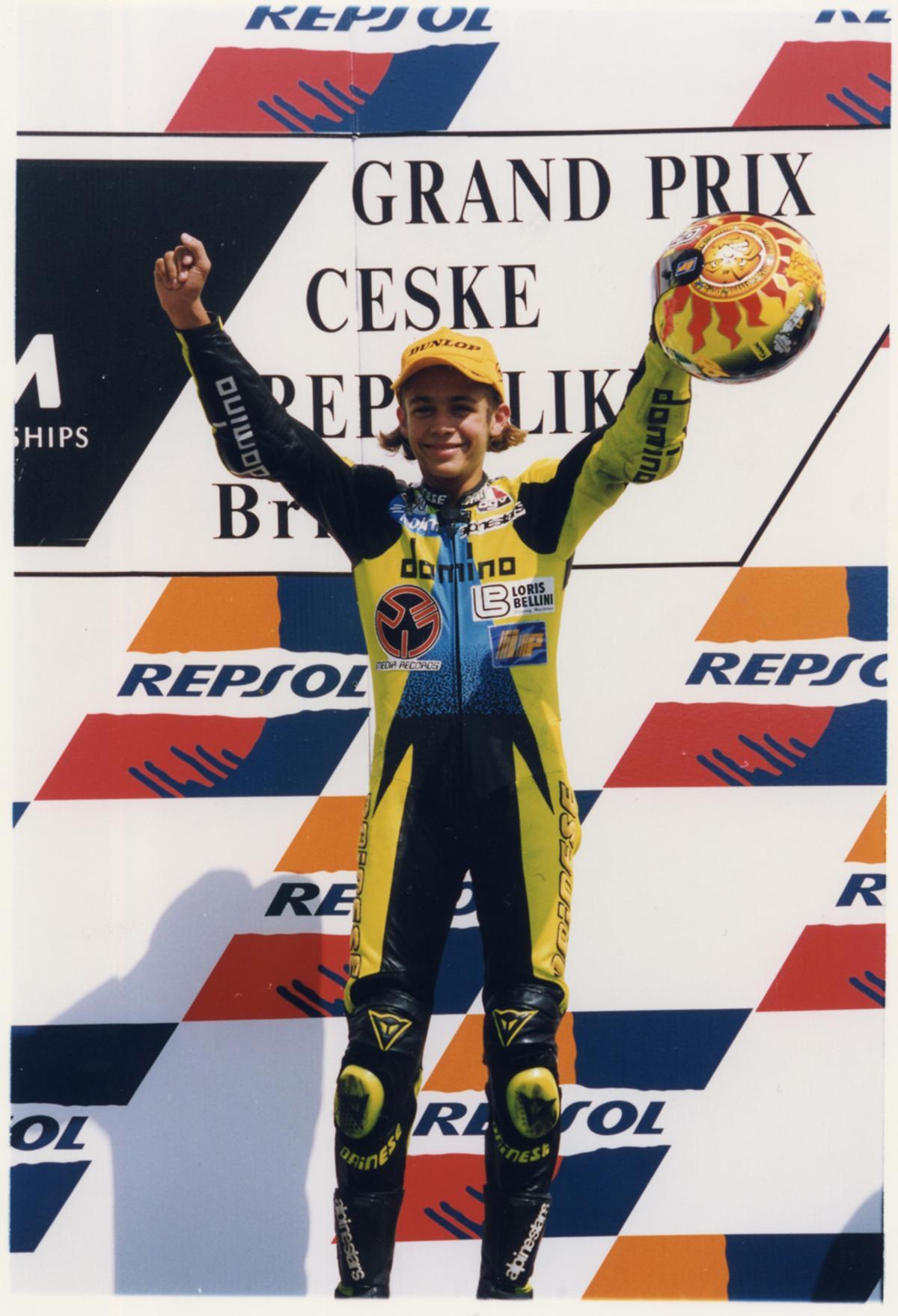 En 1996 Valentino Rossi debuta en el campeonato del mundo en el equipo Aprilia y en el Gran Premio de la República Checa obtiene su primera victoria.