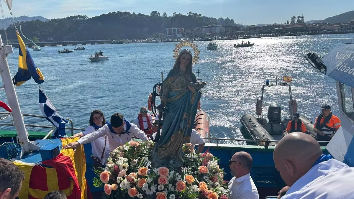 Ribadesella cumple con la tradición y saca en procesion por la mar a la Virgen de la Guía