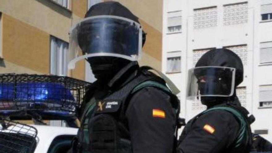 La Guardia Civil intercepta un barco con más de 30 toneladas de cocaína, el mayor alijo localizado hasta ahora, y armas de guerra cerca de Canarias