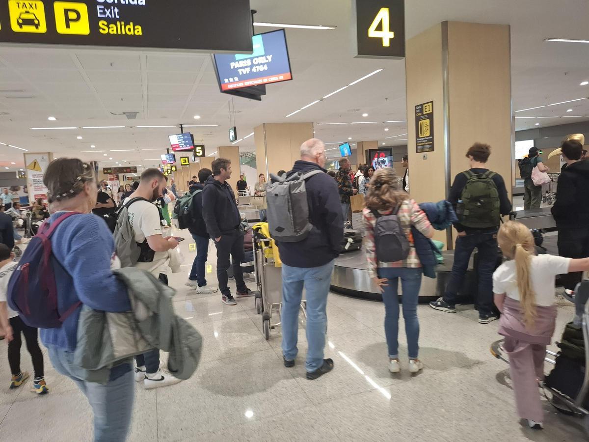 Pasajeros en el interior de la terminal de Ibiza.