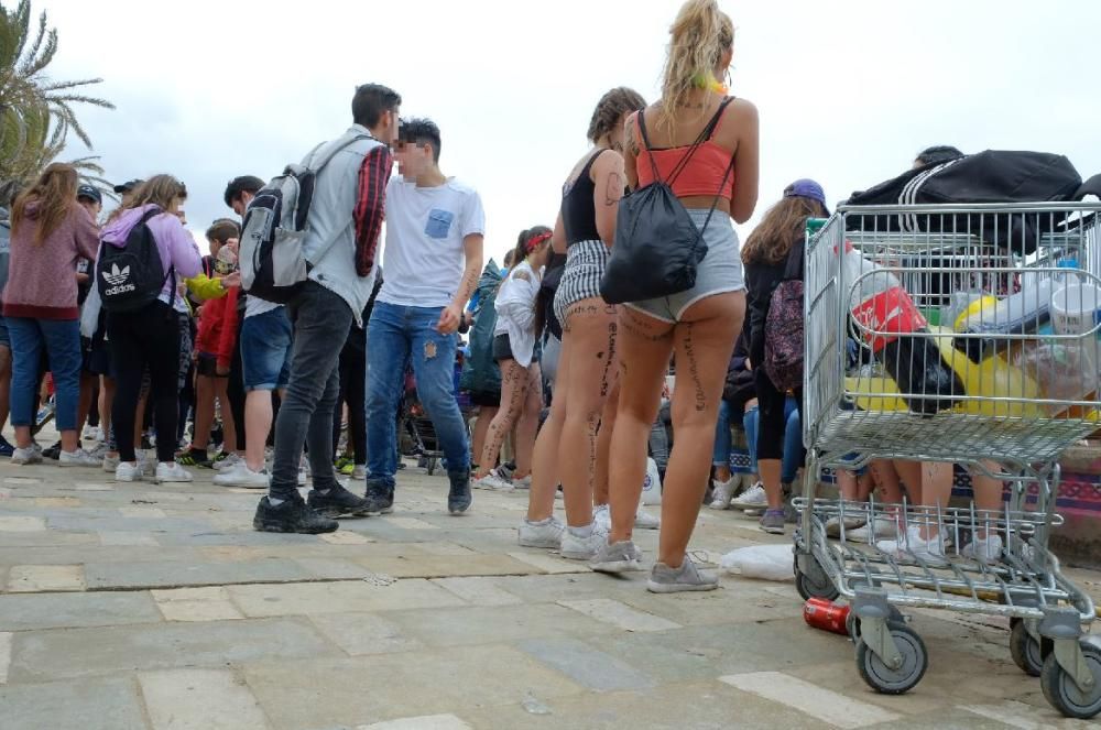 Miles de jóvenes celebran el botellón en la playa de San Juan