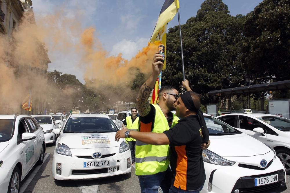 Los taxistas marchan contra los coches con conductor