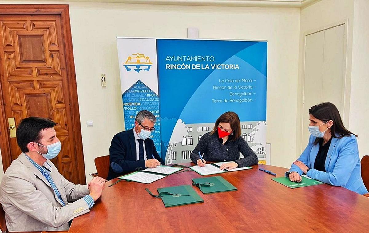 Francisco Salado y Patricia Navarro firman la cesión de la parcela para el IES en Parque Victoria. | L.O.