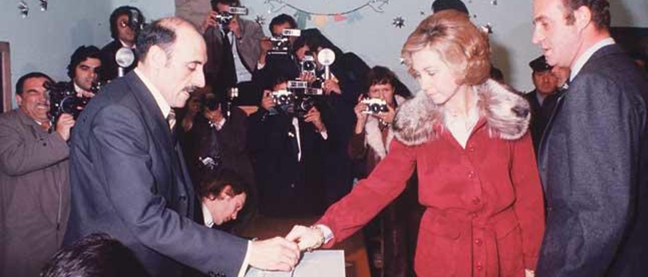 Los reyes Juan Carlos y Sofía, votando en el referéndum de la Ley para la Reforma Política, el 15 de diciembre de 1976.